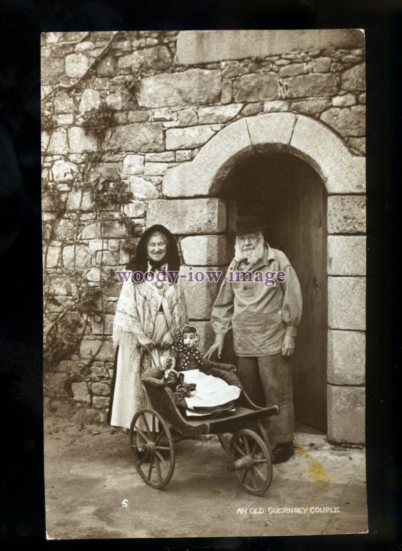 su3621 - An Old Guernsey Couple with Dolly's in a Childs Pushchair - postcard