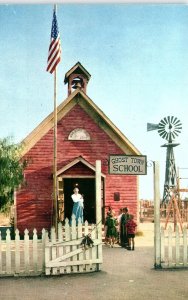 1960s KNOTTS BERRY FARM  GHOST TOWN CALIFORNIA LITTLE RED SCHOOL POSTCARD P902