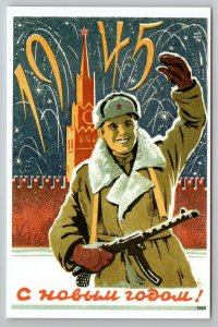 WWII 1945 SOVIET SOLDIER Assault rifle Moscow New Year Russian New Postcard