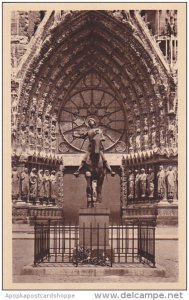 France Reims Statue de Jeanne d'Arc devant le grand Portail de la Cathed...