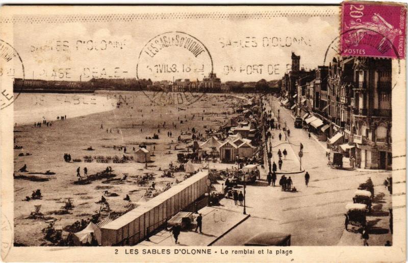 CPA Les SABLES-d'OLONNE - Le remblai et la plage (297932)