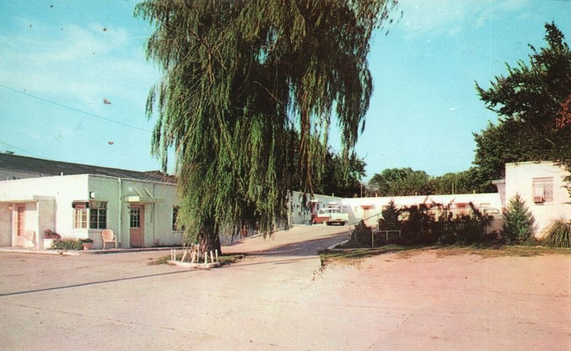 Vintage Postcard Lawrence Motel Street Driveway Lawrence Kansas Shirley & Dale