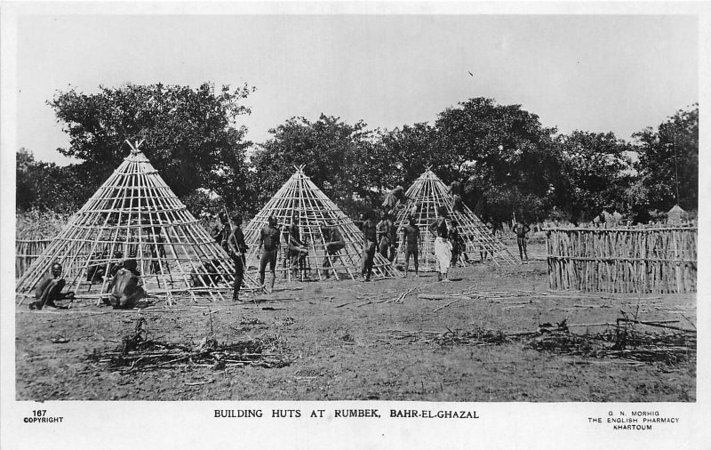 US5370 building huts at rumbek bahr el ghazal real photo sudan africa