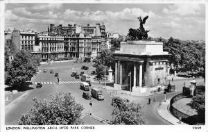 BR60517 wellington arch hyde park corner double decker bus truck london uk 