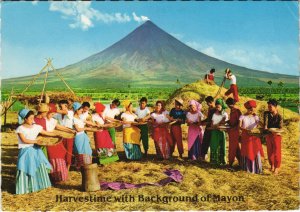 PC PHILIPPINES, HARVESTIME WITH BACKGROUND OF MAYON, Modern Postcard (B40305)