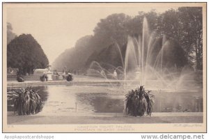 England Hampton Court Palace Fountain In East Garden