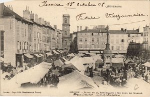 CPA ISSOIRE Place de la Republique - Un Jour de Marche (1254674)