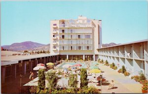 Capri Motor Hotel Kelowna BC Motel Swimming Pool Unused Vintage Postcard H34