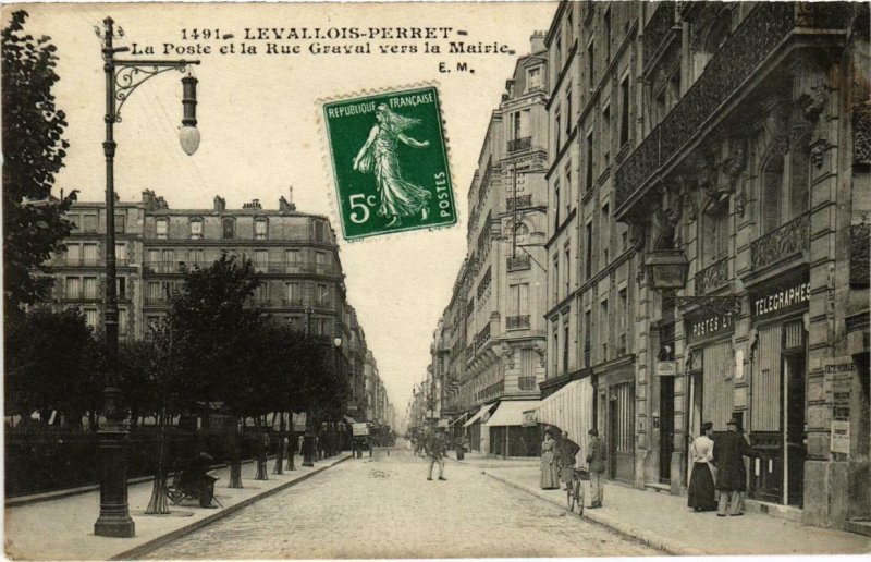 CPA Levallois-Perret (Dep.92) La Poste et la rue Graval vers a Mairie (985394)
