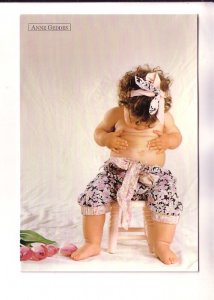 Anne Geddes, Baby Sitting on Stool Navel Gazing, Classico 605-042