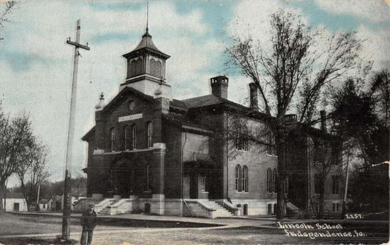 Independence Iowa Lincoln School Street View Antique Postcard K47049