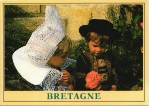 CPM Bretagne Jeune couple en costume de Fouesnant FOLKLORE (753476)