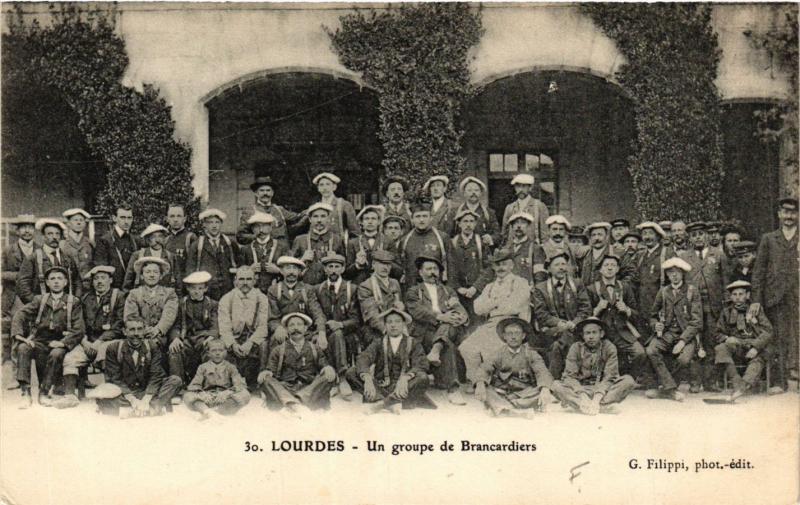 CPA LOURDES Un groupe de Brancardiers (412318)