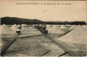 CPA Hyeres Le Recolte du Sel, Le roulage FRANCE (1104434)