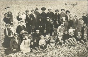 CPA carte photo LE TRÉPORT groupe sur la plage (809868)