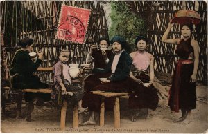 PC TONKIN QUANG-YEN FEMMES DES MILICIENS PRENANT LEUR REPAS VIETNAM (a36713)