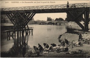 CPA SAINTES-La Passerelle au fond le pont de Pierre (45490)