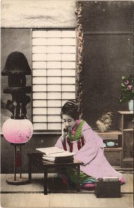 PC GEISHA GIRL READING JAPAN HAND COLORIZED (a28066)