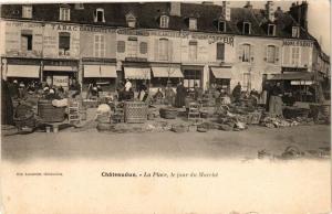 CPA AK CHATEAUDUN-La Place le jour du Marché (177640)