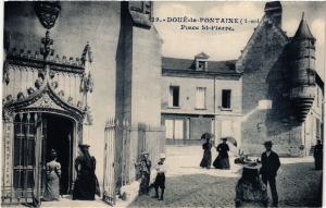 CPA DOUÉ-la-FONTAINE Place St-PIERRE (253838)