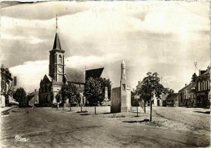 CPA QUARRÉ-les-TOMBES La Place (869114)