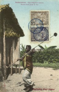 PC CPA MADAGASCAR, CASE INDIGÉNE ET MANIOC, Vintage Postcard (b13977)