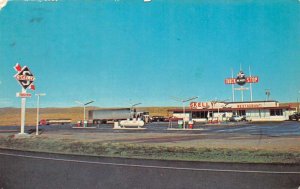 Douglas Wyoming Skelly Big Wheel Truck Stop, Gas Pumps, Vintage Postcard U14438