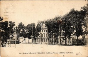 CPA Ile-de-RÉ St-MARTIN La Place d'Armes et Hotel des Cadets (666624)
