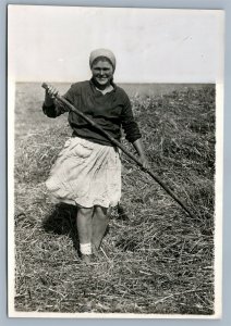 RUSSIAN PEASANT GIRL VINTAGE 1930s REAL PRESS PHOTO New Jersey WORKSHOP