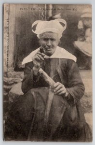 Vielle Fumeuse n Guimiliau Types Bretagne Old Woman Smoking Pipe Postcard G29