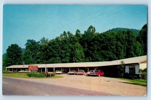 Waynesville North Carolina Postcard Dellwood Motel Exterior Building View c1960