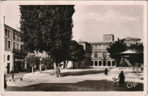 CPA VALREAS La Place Aristide Briand et l'Hotel de Ville (1086596)