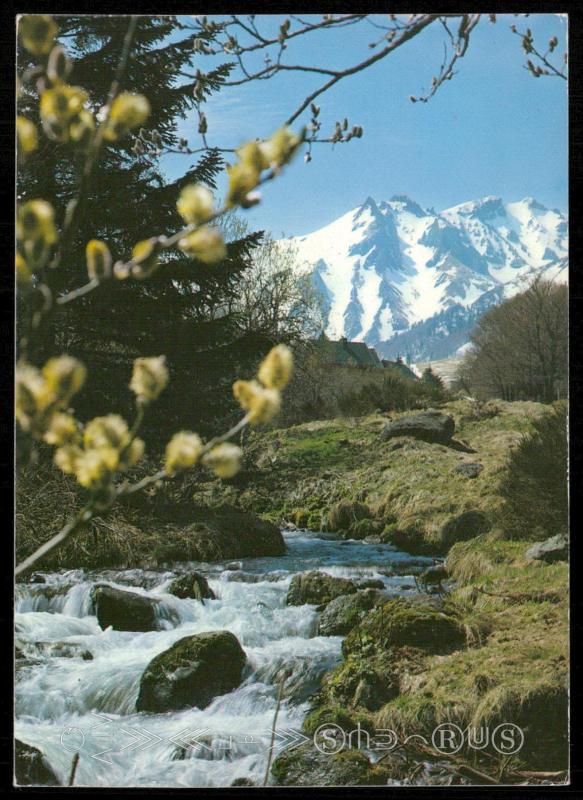 Le Puy de Sancy et la Dordogne pres de sa source