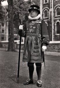 VINTAGE CONTINENTAL SIZE POSTCARD TOWER OF LONDON CHIEF YEOMAN WARDER REAL PHOTO