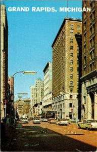 Vtg Grand Rapids Michigan MI Monroe Avenue Street View Old Cars Unused Postcard