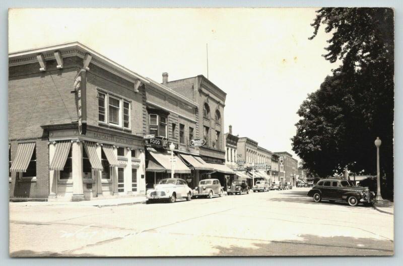 Wisconsin ~ West Maple Street ~ A&P tienda de comestibles Banco Estado ~ ~ 1940s coches ~ RPPC 