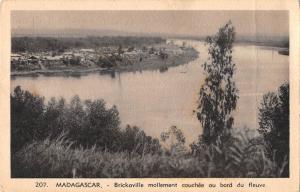 BR56894 madagascar Brickaville mollement couchee au bord du fleuve    Madagascar