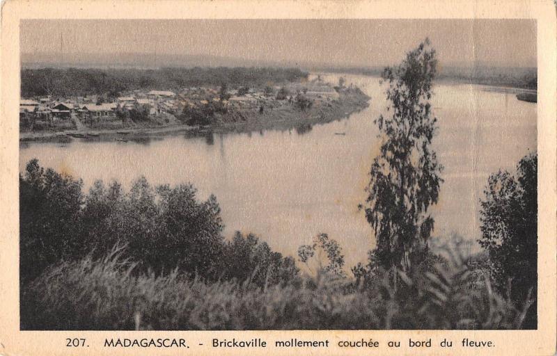 BR56894 madagascar Brickaville mollement couchee au bord du fleuve    Madagascar