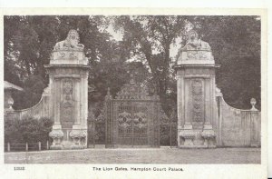 Middlesex Postcard - The Lion Gates - Hampton Court Palace - Ref TZ759