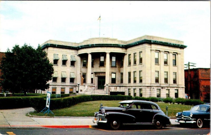 Muscatine, IA Iowa  CITY HALL & ca1940's CARS  Vintage Chrome Postcard