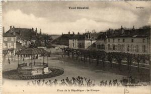 CPA TOUL - Place de la Republique - Le Kiosque (483445)