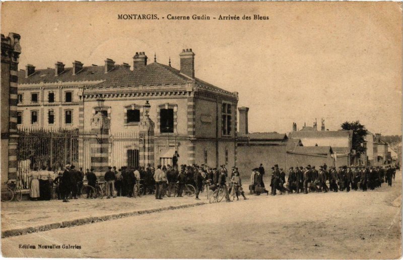 CPA Militaire - MONTARGIS - Caserne Gudin - Arrivée des Bleus (90141)