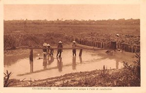 Dessechement d'un arroyo a l'aide de canalistion Cochinchine Vietnam, Viet Na...