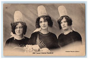 c1910 Women in Loom Traditional Dress Jennes Filles De Plozevet France Postcard