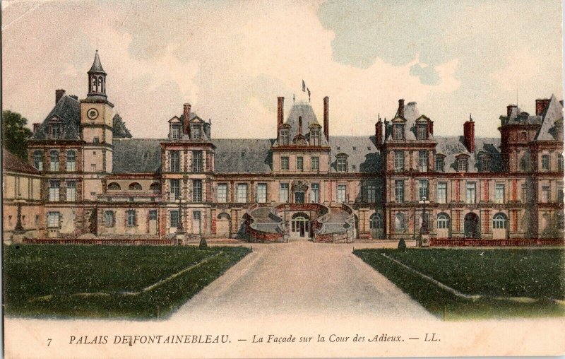 Palais De Font Ainebleau La Facade sur la Cour des Adieux Postcard Vintage UNP 