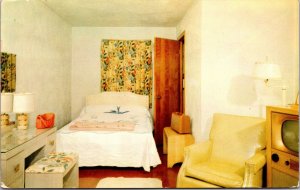 Postcard Interior of a Room at Oak Park Motel in Mansfield, Ohio