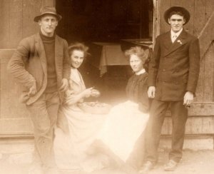 RPPC Ladies Work Outside Barn Door w/2 Men AZO 1904-1918 ANTIQUE Postcard 1393