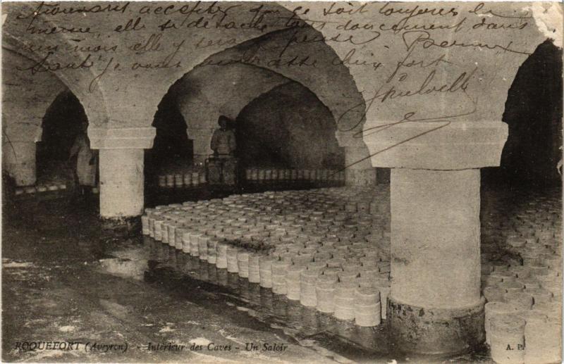 CPA ROQUEFORT - Intérieur des Caves - Un Saloir (290119)