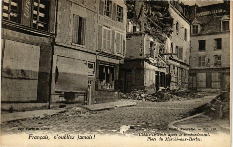 CPA AK COMPIEGNE apres le bombardement Place du Marché-aux-Herbes (864981)