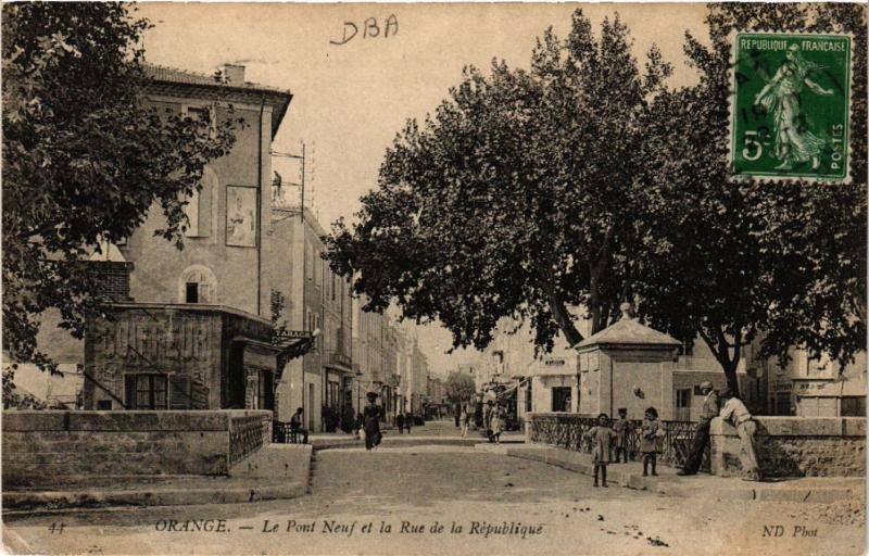 CPA ORANGE - Le PONT-Neuf et la Rue de la République (511845)